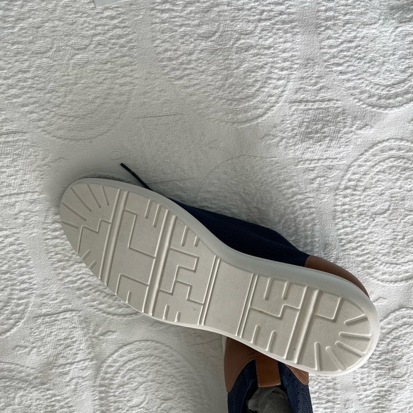 G.H. Bass & Co: NWOT Navy with Brown Leather Trim Lace Up Casual Shoes, Size 13. main image 4